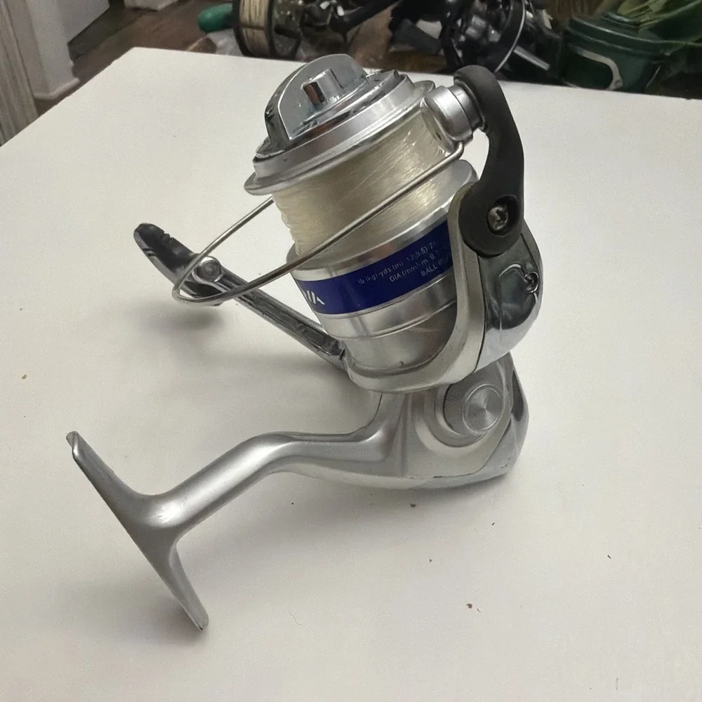 Daiwa D WAVE 4000-B Spinning Fishing Reel